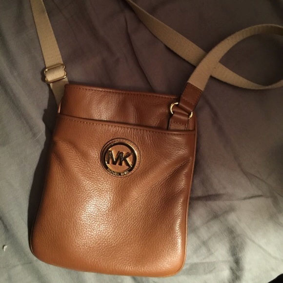 Michael Kors cross body - Picture 1 of 3
